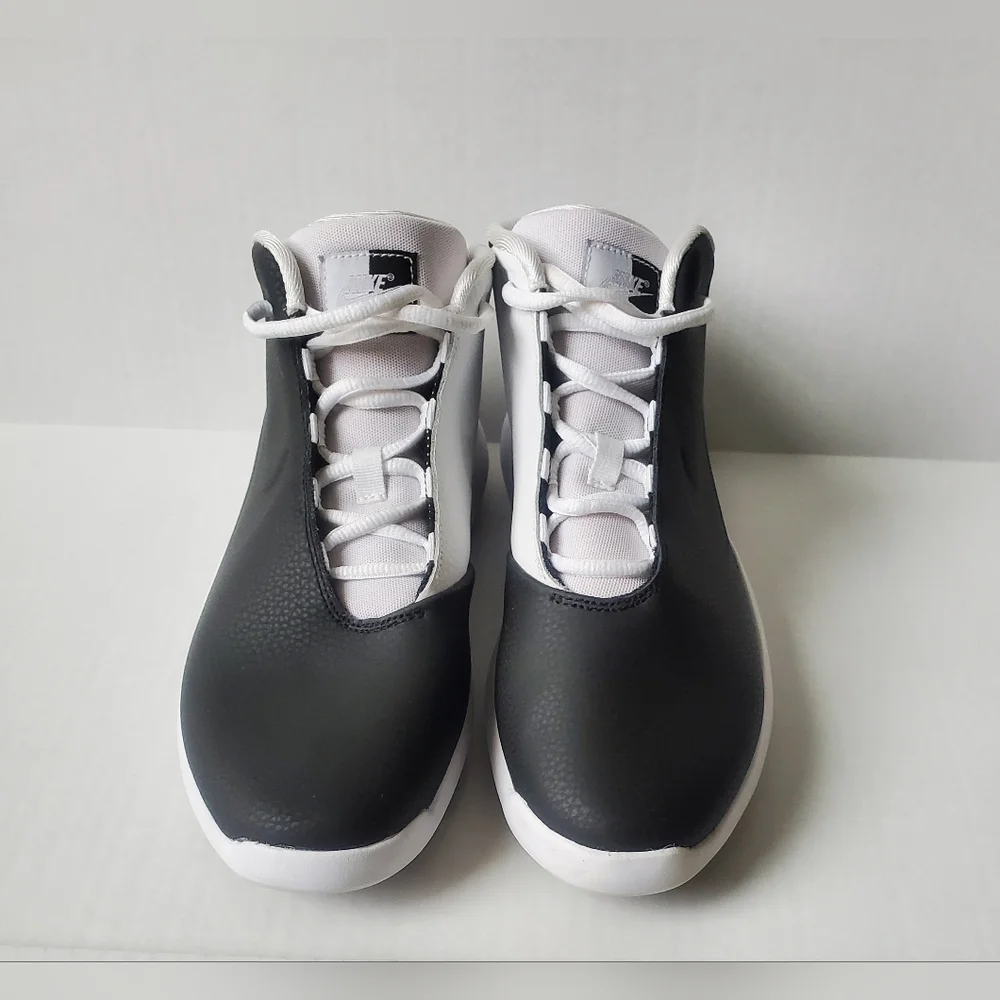 Nike Woman's Black and White Sneakers Sz 10
